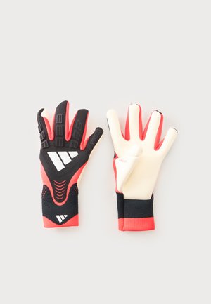 Paire de gants de gardien rouges, noirs et blancs avec bouts des doigts rembourrés et bracelets de poignet, montrée avec la paume et le dos de la main visibles.