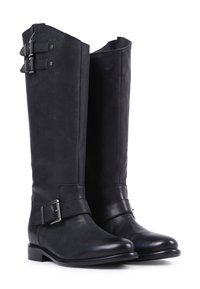Botas de cuero negro hasta la rodilla con una textura suave, que cuentan con dos hebillas decorativas, punta redonda y un tacón apilado para mayor estabilidad.