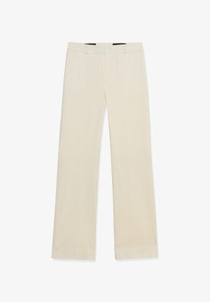 Pantalon beige à jambes droites avec passants pour ceinture et poches avant, présenté sur un fond blanc.