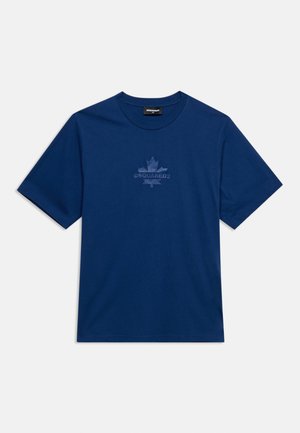 Tmavomodré tričko s krátkym rukávom a okrúhlym výstrihom, s tónovaným logom javorového listu a nápisom "DSQUARED2" umiestneným v strede hrudníka.