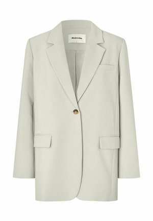 Blazer gri deschis cu un singur nasture, revere cu crestătură, două buzunare cu clapetă, un buzunar la piept și mâneci lungi.
