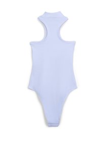 Bodysuit sans manches de couleur bleu clair, avec un col haut, un dos nu et une coupe ajustée. Fabriqué en matière côtelée, il présente une découpe type string au bas.