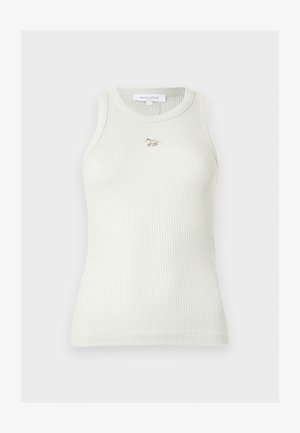 Top alb fără mâneci, cu model plisat, decolteu rotund și un mic emblemă argintie cu vulpe plasată central sub guler.