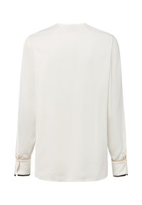 Langärmlige weiße Bluse mit geknöpften Manschetten und subtilen Nahtdetails auf dem oberen Rücken, von hinten gezeigt.