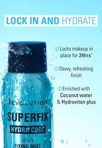 Bouteille pulvérisateur bleue transparente avec un bouchon noir, étiquetée "SUPERFIX HYDRA COOL", présentant des gouttes d'eau et un fond bleu clair.