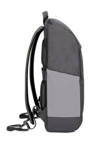 Sac à dos noir et gris avec des bretelles rembourrées et des accents en maille. Dispose d'une poche sur le devant avec une texture lisse. Forme mince et élancée.