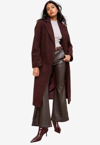 REGULAR FIT - WRAP BELTED BOUCLE TEXTURED MIDI  - Klasický kabát - burgundy red