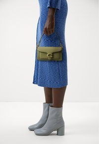 COACH POLISHED PEBBLE COVERED TABBY  - Kabelka - moss