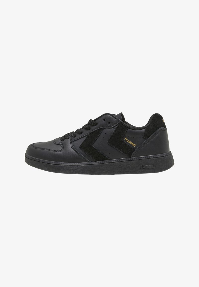 Baskets basses noires avec lacets sur le devant, accents en suède en forme de chevron et logo « hummel » sur le côté et la semelle.