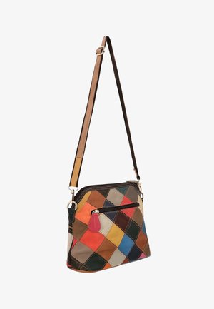 Bőrből készült patchwork keresztpántos táska, különböző színű, átlós gyémántmintákkal. Cipzáras főrekesszel és állítható pánttal rendelkezik.