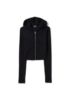 Zwarte cropped zip-up hoodie met lange mouwen en aangehechte capuchon, plat weergegeven met rits gesloten op een witte achtergrond.