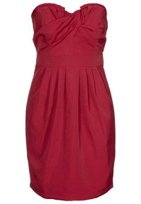 Rotes trägerloses Kleid mit gefälteltem Rock und gerafftem Oberteil. Der Stoff scheint glatt zu sein, mit einer taillierten Silhouette und ohne sichtbare Verschlüsse.