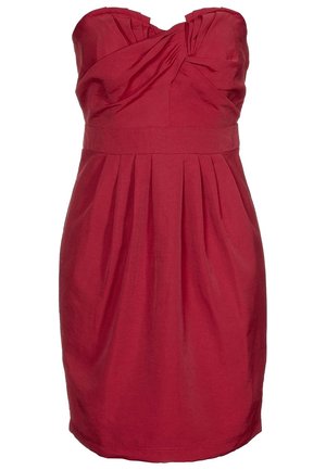 Robe rouge sans bretelles avec une jupe plissée et un buste froncé. Le tissu semble lisse, avec une taille ajustée et sans fermetures visibles.