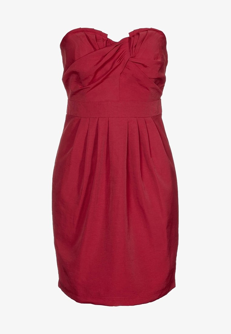 Rotes trägerloses Kleid mit gefälteltem Rock und gerafftem Oberteil. Der Stoff scheint glatt zu sein, mit einer taillierten Silhouette und ohne sichtbare Verschlüsse.