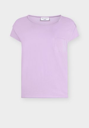 Μωβ κοντομάνικη βαμβακερή μπλούζα με στρογγυλή λαιμόκοψη και μικρή τσέπη στο στήθος, με ετικέτα που αναγράφει "Marc O’Polo Denim".