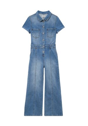 Mono corto de manga corta de mezclilla con cierre de botones en el frente, cuello, bolsillos en el pecho, trabillas para cinturón y pantalones de pierna ancha en un lavado azul medio.