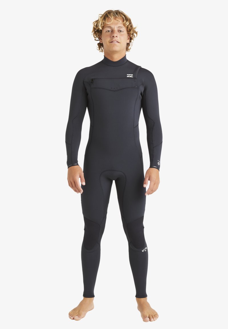 Czarny piankowy kombinezon wykonany z neoprenu, z długimi rękawami, zapinany z przodu, z płaskimi szwami, wzmocnieniami na kolanach i dopasowanym krojem.