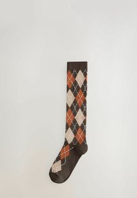 Kniestrümpfe mit braunem Grund, einem braun-orange-beigen Argyle-Muster und weißen Akzentnähten. Glatte Textur.