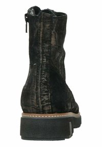 Stivaletto in suede nero con finitura texturizzata, dotato di suola piatta bassa e dettaglio con cerniera sul retro.