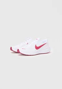 Witte hardloopschoenen met een lichtgewicht mesh bovenkant, roze accenten op de swoosh en zool, en een gestructureerde rubberen buitenzool voor grip.