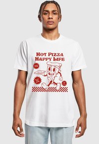 Hvid bomulds T-shirt med et rødt tegneserie-pizzastykke grafik med teksten "Hot Pizza Happy Life" og ternet kant nederst.