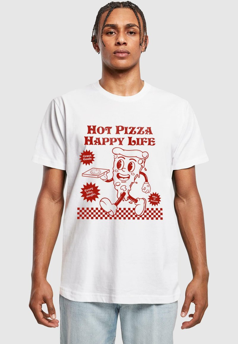 Tricou alb din bumbac, prezentând un grafic cu o felie de pizza cartoon roșie, cu textul "Pizza Fierbinte, Viață Fericită" și un bordaj în carouri la baza acestuia.