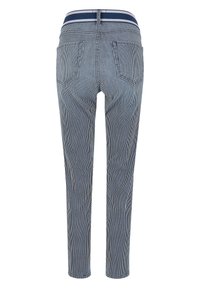 Pantalons rayés avec une ceinture élastique bleu marine, de forme fuselée et deux poches arrière. Le tissu présente de fines lignes verticales dans des nuances de bleu et blanc.