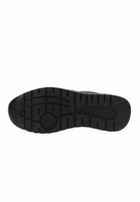Suola di scarpa in gomma nera con un design di battistrada a motivo, con scanalature e rientranze pronunciate, e un logo circolare vicino al tallone.