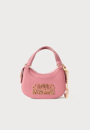 Bolsa de mão em couro rosa com lettering dourado "LOVE MOSCHINO", detalhes em forma de coração, alça curta e uma alça de corrente dourada destacável.