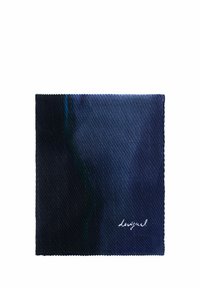 Marineblå tekstil med diagonalt rillet mønster, der har en subtil glans og hvidt brandingtekst i nederste højre hjørne.