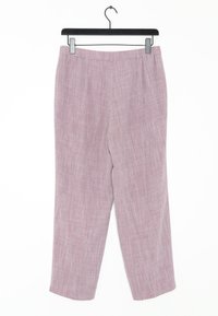 Ljust rosa linnbyxor med texturerad finish, med raka ben och midja, hängande på en svart galge.