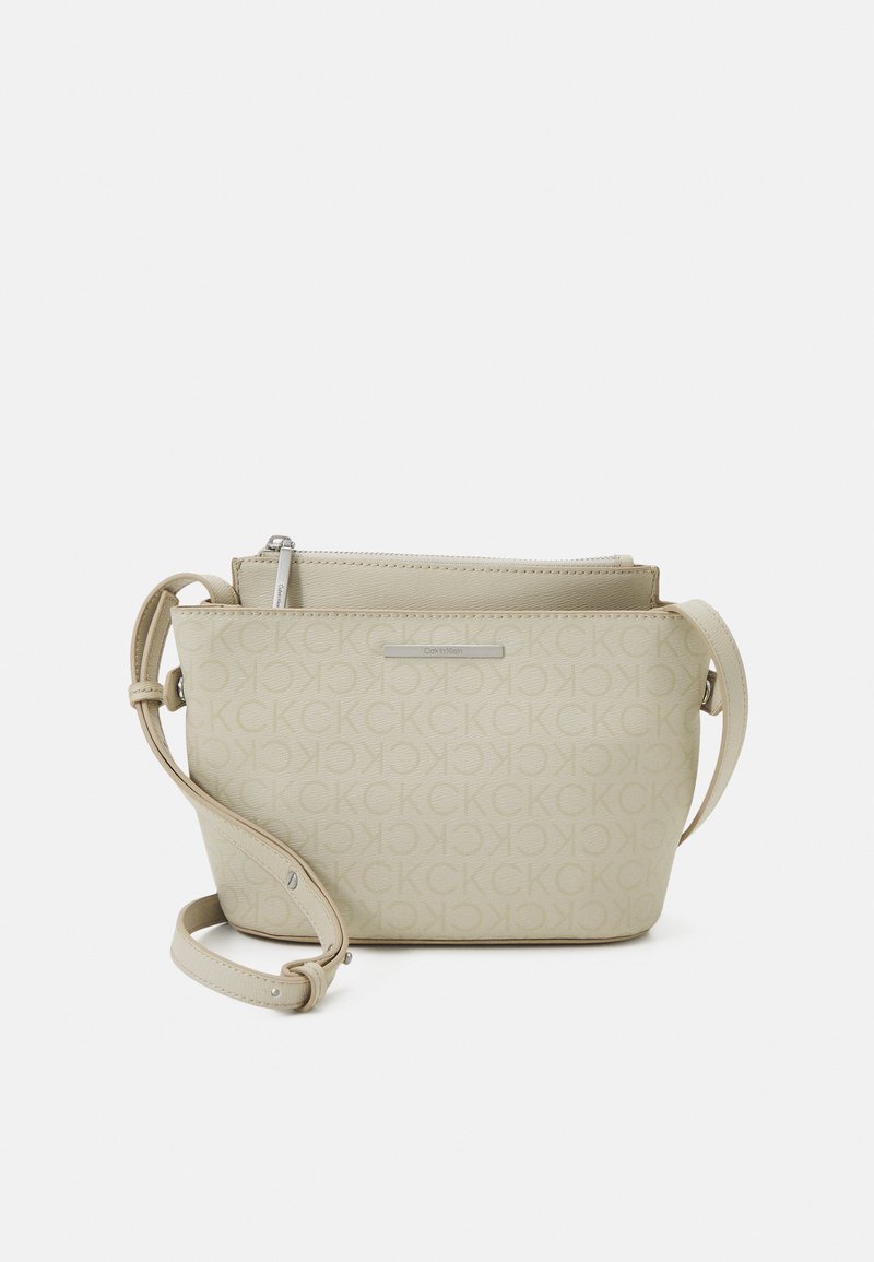 Calvin Klein DAILY DRESSED CROSSBODY MONO Geantă crossbody stoney