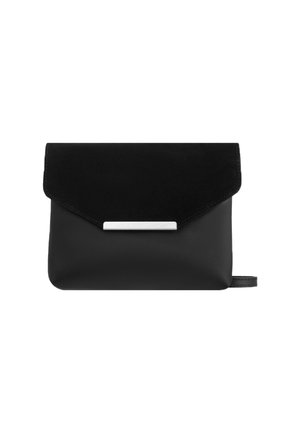 Clutch in pelle nera con finitura opaca, dotata di un flap pieghevole e di un accento metallico argento sulla parte anteriore. Forma rettangolare compatta.