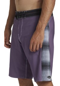 Fioletowe spodenki do surfingu z czarnym pasem, białymi szwami i boczną wstawką z szarym wzorem w kratę. Logo marki na dolnym brzegu.