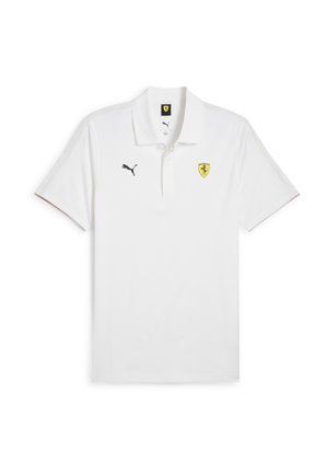 Camisa polo blanca de tela suave, con un logo negro de Puma y un emblema amarillo de Ferrari en el pecho. Detalles rojos en las mangas.