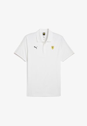 Witte polo shirt gemaakt van een gladde stof, met een zwart Puma-logo en een geel Ferrari-embleem op de borst. Rode accenten op de mouwen.