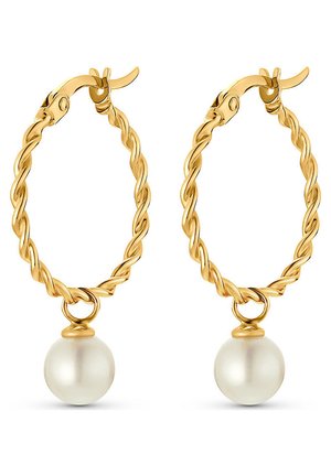 Goldene gedrehte Creolen mit einem einzelnen weißen Perltropfen. Das Design betont eine strukturierte Oberfläche und eine klassische Ästhetik.