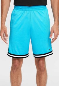 Ανοιχτό μπλε αθλητικά σορτς από δικτυωτό ύφασμα με μαύρη και άσπρη λωρίδα στο κάτω μέρος, με ελαστική μέση και λογότυπο Nike στα αριστερά.