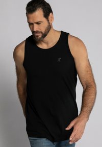 Schwarzes ärmelloses Tanktop mit runder Ausschnitt, aus Baumwolle gefertigt, mit einem kleinen grauen Logo auf der Brust und einer glatten, weichen Textur.