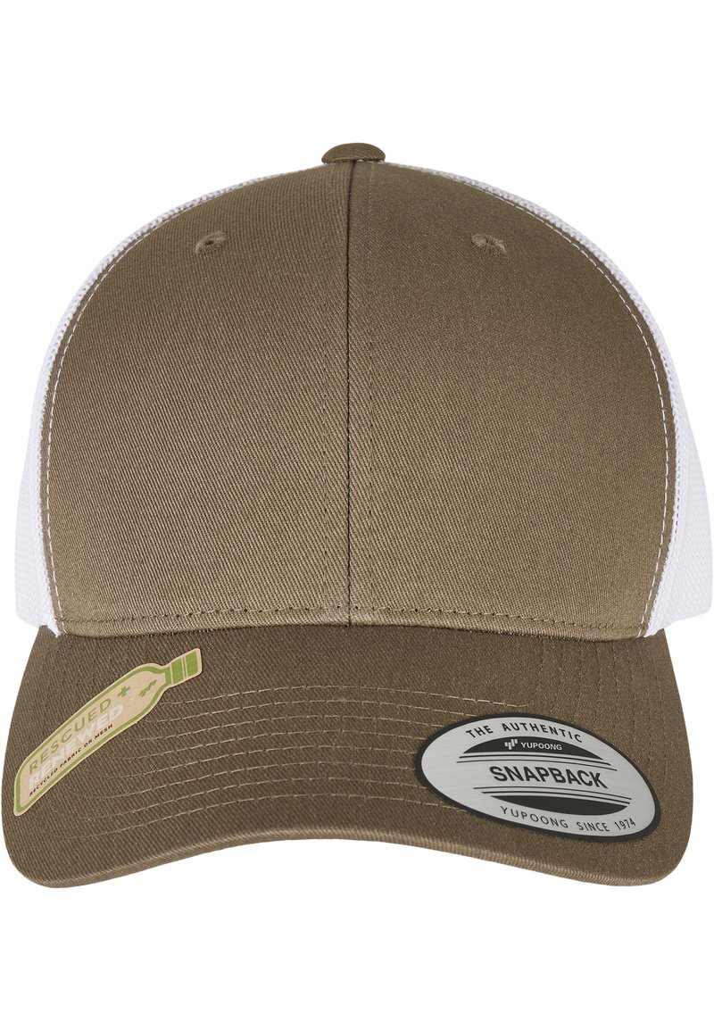 Barna szövet sapka fehér hálós háttal, snapback stílusú. Görbített karimával rendelkezik, és a címkék szerint újrahasznosított anyagból készült.