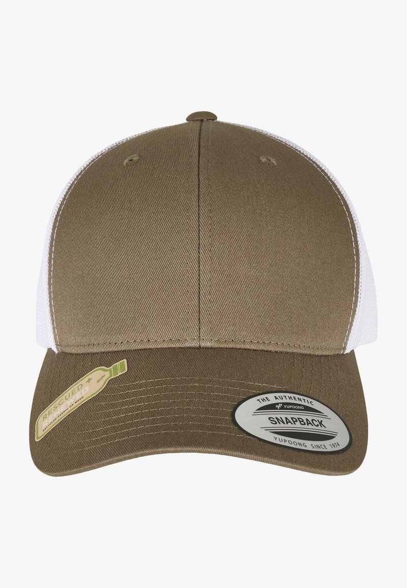 Pruun kangast müts, valge võrkmaterjaliga tagumine osa, snapback stiilis. Omab kõverat serva ja siltide tõttu, mis viitavad taaskasutatud materjalidele.