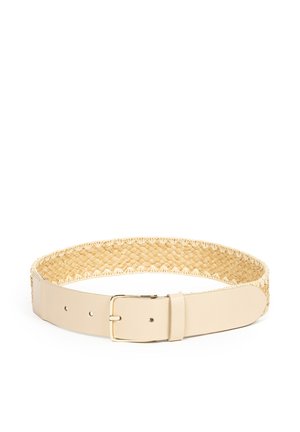 Beżowy pasek z plecioną teksturą słomianą po zewnętrznej stronie i gładką, skóropodobną wewnętrzną stroną, wyposażony w prostokątną złotą sprzączkę.