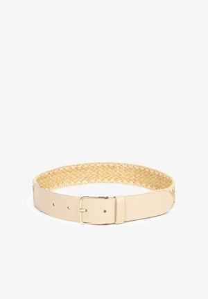 Beżowy pasek z plecioną teksturą słomianą po zewnętrznej stronie i gładką, skóropodobną wewnętrzną stroną, wyposażony w prostokątną złotą sprzączkę.