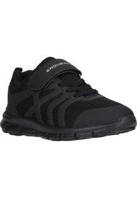 Zapatillas deportivas negras con parte superior de malla, acentos sintéticos, correa ajustable y suela de goma con patrones de agarre. Cuenta con un diseño ligero.