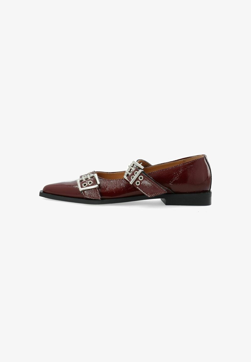 Shoe flat de couro sintético bordeaux com bico apontado, duas fivelas prateadas e uma tira texturizada na parte média do pé. Sola de borracha preta.