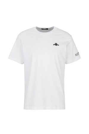 Witte katoenen t-shirt met een zwart logo op de borst en het woord "REP" in zwart op de mouw. Korte mouwen, ronde hals ontwerp.