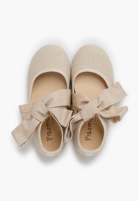 Scarpette da balletto in tela beige con punte rotonde, fodera interna morbida e ampi fiocchi di tessuto sui lati. Materiale testurizzato e bordi elasticizzati.