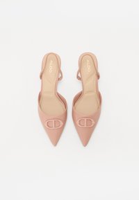 Chaussures slingback à bout pointu en matériau synthétique rose doux, avec un détail de boucle ovale décoratif et une finition lisse et matte.