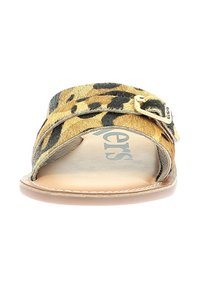 Sandalias deslizantes de estampado de leopardo con una textura suave de pelo, hebilla ajustable y una suela beige. La plantilla presenta un logotipo de la marca.
