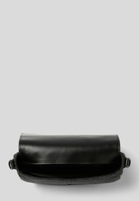 Sort læder clutchtaske med en fold-over flap, glat tekstur og et rummeligt indre. Den har et minimalistisk design uden synligt hardware.